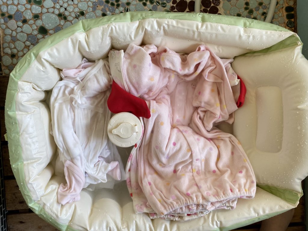 【妊娠9ヶ月】ベビーバスを使って、ベビー服を手洗いで水通ししました。