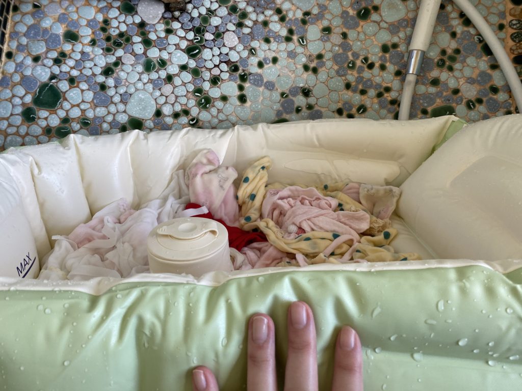 【妊娠9ヶ月】ベビーバスを使って、ベビー服を手洗いで水通ししました。