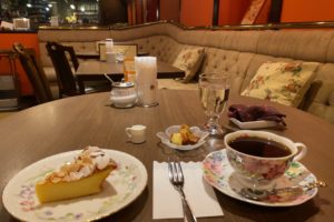 【善光寺周辺】高級クラブをリノベした喫茶店「ラランスルール」で読書しながらお茶とケーキを楽しみました。