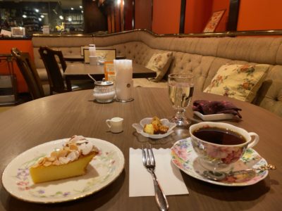【善光寺周辺】高級クラブをリノベした喫茶店「ラランスルール」で読書しながらお茶とケーキを楽しみました。